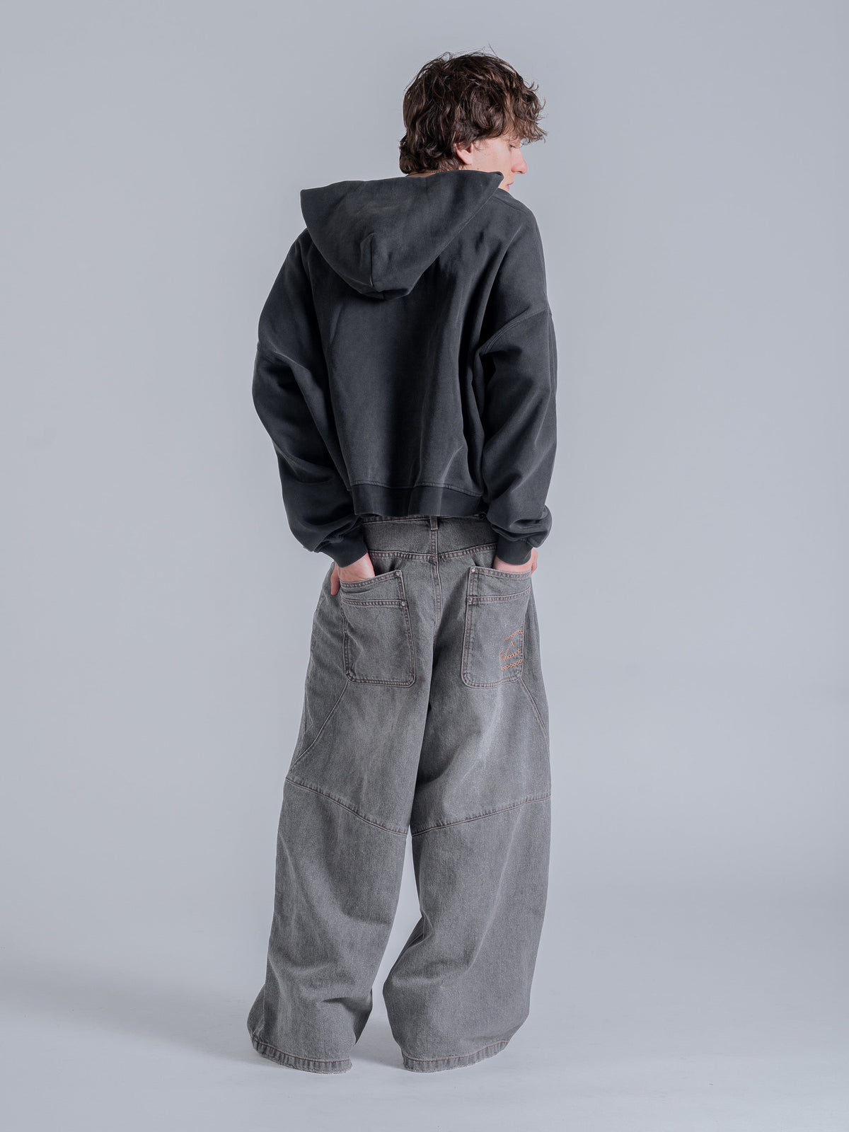 Sudadera Essential de Corte Boxy con Doble Cremallera – Negro Vintage